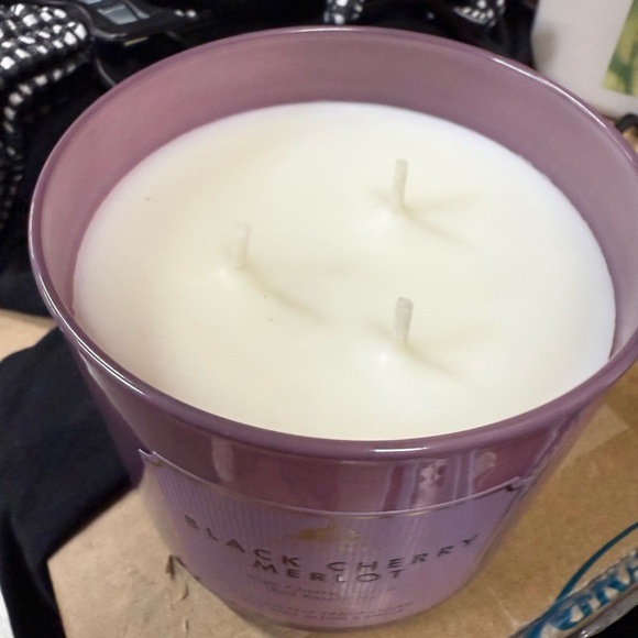 White Barn Black Cherry Merlot Candle - Picture 2 of 2